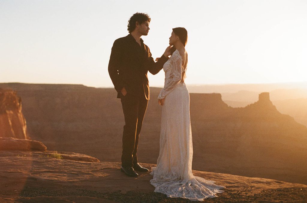 Brautpaar bei Sonnenuntergang in der Wüste, Destination Wedding Fotografie